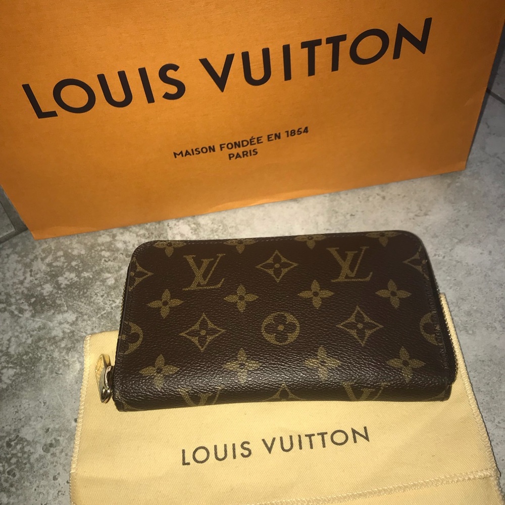 AUTHENTIC LV ZIPPY COMPACT WALLET